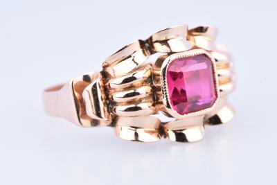 Bague en or rose 18 carats composée d’une pierre synthétique rouge 2