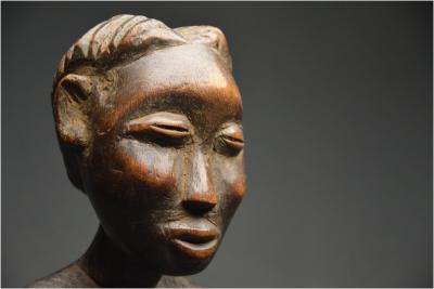 Ancienne statuette féminine en bois dense, Afrique de l’Ouest, Vers 1960 2