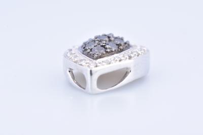 Pendentif goutte en or blanc 18 carats (750 millièmes) composé de diamants blancs et noirs. 2