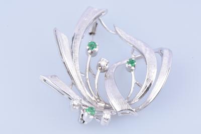 Broche en or blanc 18 carats orné de diamants et d’émeraudes 2
