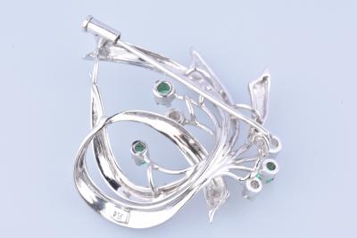 Broche en or blanc 18 carats orné de diamants et d’émeraudes 2