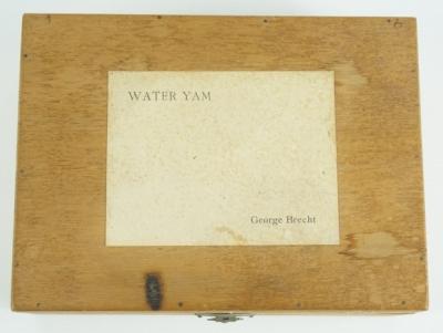George BRECHT : Water Yam, 1972, Assemblage d’éléments divers titré, signé et daté. 2
