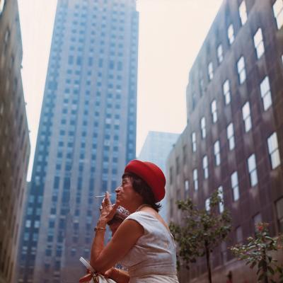 Michel HOSSZÙ - Smoking lady with a red hat –  New york 1964, 2019 - Tirage pigmentaire original signé et numéroté