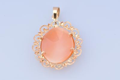 Pendentif camée en or jaune 18 carats (750 millièmes) conçu avec une agate ovale orange 2