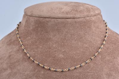 Collier en or jaune ornée de perles noires 2