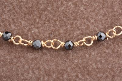Collier en or jaune ornée de perles noires 2