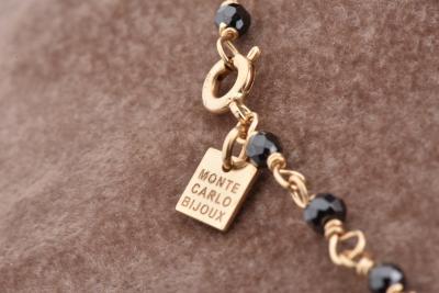 Collier en or jaune ornée de perles noires 2
