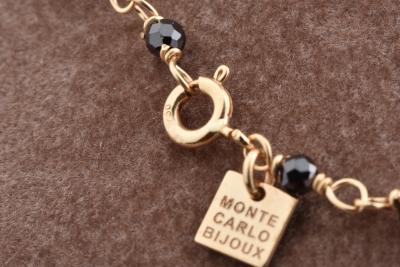 Collier en or jaune ornée de perles noires 2