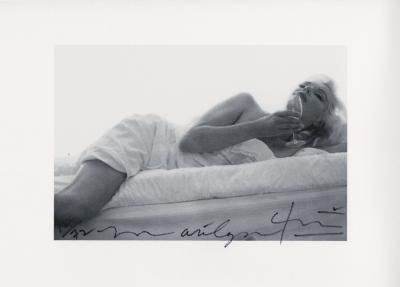 Bert STERN - Marilyn wine on the bed, 2009, signierte Fotografie 2