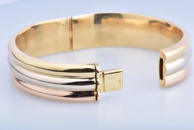 Bracelet en or tricolore 18 carats de 5.9 x 5.2 cm. 2
