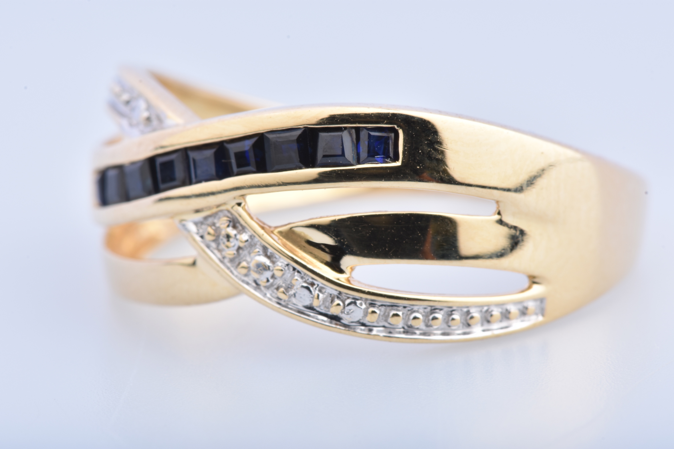 Bague en or gris et jaune 18 Cts avec saphirs et diamants. Taille 54