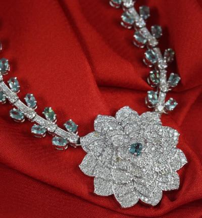 Collier en or blanc de 22,59 ct. Alexandrites et diamants de 14,52 ct, certifié IGI 14 K / 585 2