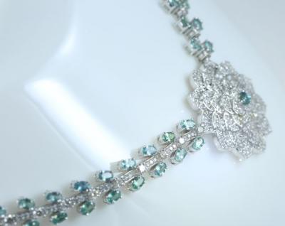 Collier en or blanc de 22,59 ct. Alexandrites et diamants de 14,52 ct, certifié IGI 14 K / 585 2