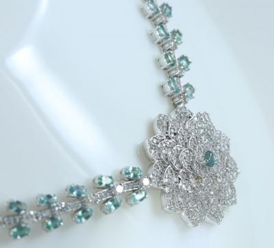 Collier en or blanc de 22,59 ct. Alexandrites et diamants de 14,52 ct, certifié IGI 14 K / 585 2