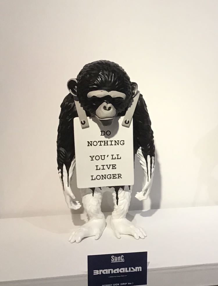 Banksy (d'après)- Monkey Sign (drip), Sculpture en polystone