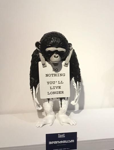 Banksy - Monkey Sign (drip), Sculpture en polystone 2