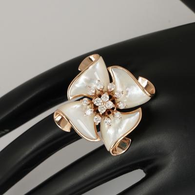 Bague en or rose avec diamant de créateur et nacre, 14 carats / 585 2