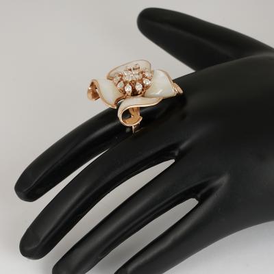 Bague en or rose avec diamant de créateur et nacre, 14 carats / 585 2