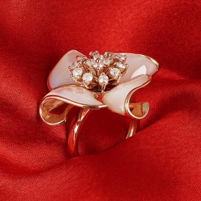 Bague en or rose avec diamant de créateur et nacre, 14 carats / 585 2