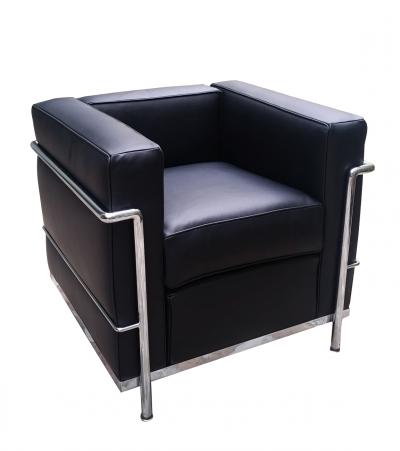 Le Corbusier - Paire de Fauteuil LC2 cuir noir, Circa 2010 2