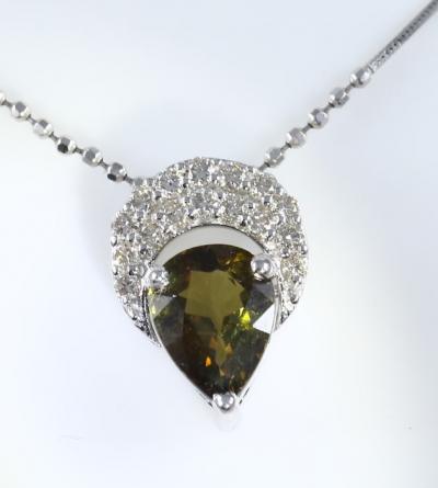 Collier en or blanc avec pendentif alexandrite et diamants 2