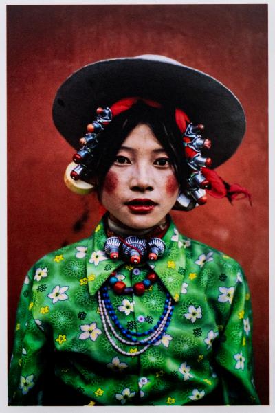 Steve MCCURRY - Tibet, colorful village girl, 1999, épreuve signée 2