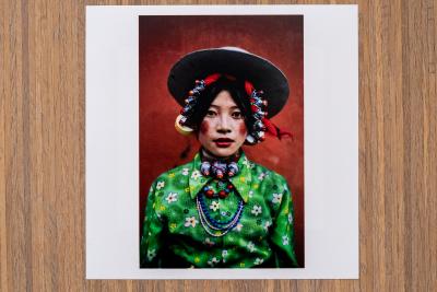 Steve MCCURRY - Tibet, colorful village girl, 1999, épreuve signée 2