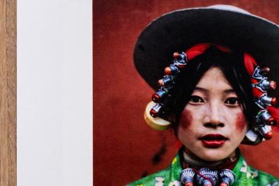 Steve MCCURRY - Tibet, colorful village girl, 1999, épreuve signée 2