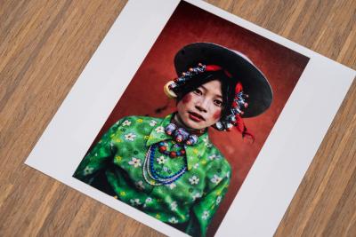 Steve MCCURRY - Tibet, colorful village girl, 1999, épreuve signée 2