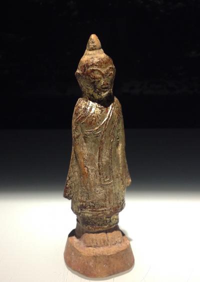 Birmanie, figure de Bouddha debout, terre cuite, 17eme siècle 2