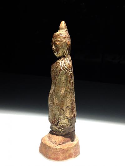 Birmanie, figure de Bouddha debout, terre cuite, 17eme siècle 2