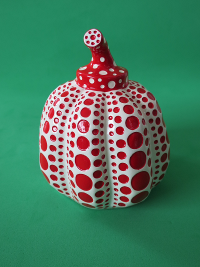 Yayoi KUSAMA (nachher) – Dots Obsession (Kürbisrot) – Skulptur 2