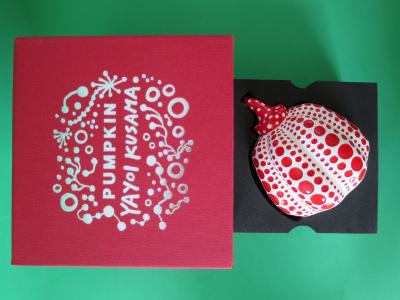 Yayoi KUSAMA (nachher) – Dots Obsession (Kürbisrot) – Skulptur 2