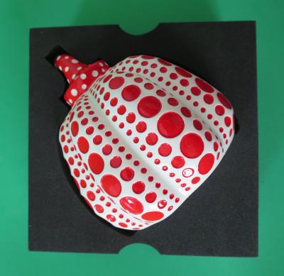 Yayoi KUSAMA (nachher) – Dots Obsession (Kürbisrot) – Skulptur 2