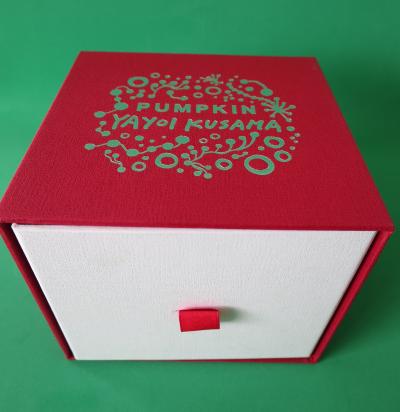 Yayoi KUSAMA (nachher) – Dots Obsession (Kürbisrot) – Skulptur 2