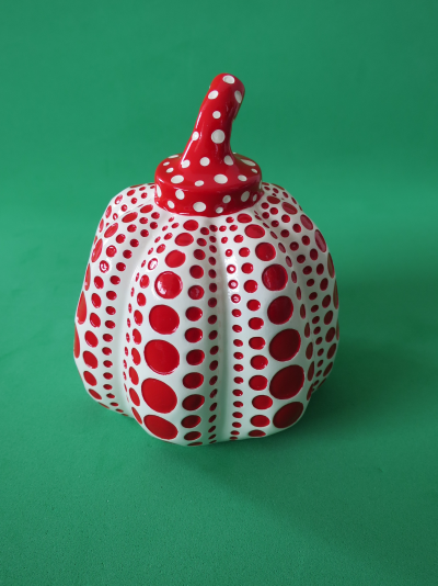 Yayoi KUSAMA (nachher) – Dots Obsession (Kürbisrot) – Skulptur 2