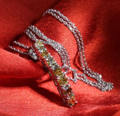 Collier avec pendentif en diamant de couleur fantaisiste or blanc 2