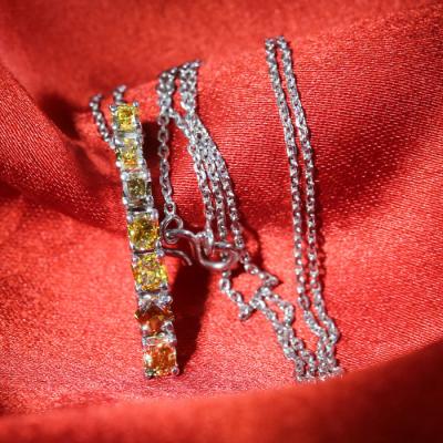 Collier avec pendentif en diamant de couleur fantaisiste or blanc 2