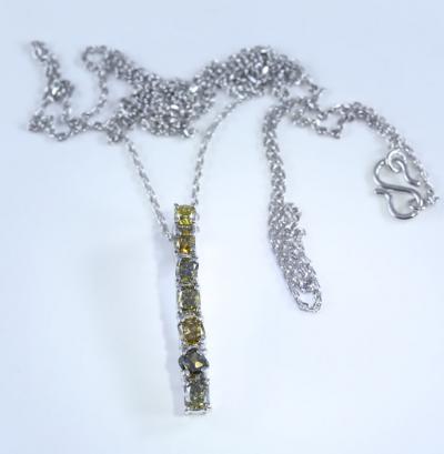 Collier avec pendentif en diamant de couleur fantaisiste or blanc 2