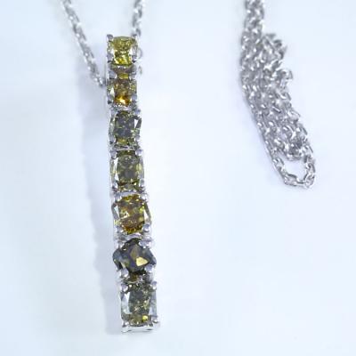 Collier avec pendentif en diamant de couleur fantaisiste or blanc 2