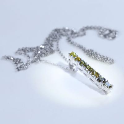 Collier avec pendentif en diamant de couleur fantaisiste or blanc 2