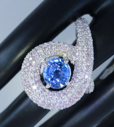 Bague de créateur en or blanc avec Saphire bleu (certifié IGI) et diamants roses 2