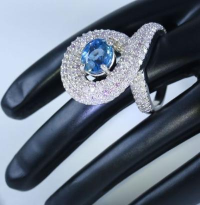 Bague de créateur en or blanc avec Saphire bleu (certifié IGI) et diamants roses 2