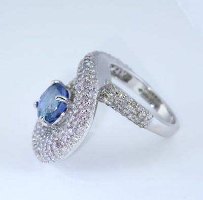 Bague de créateur en or blanc avec Saphire bleu (certifié IGI) et diamants roses 2