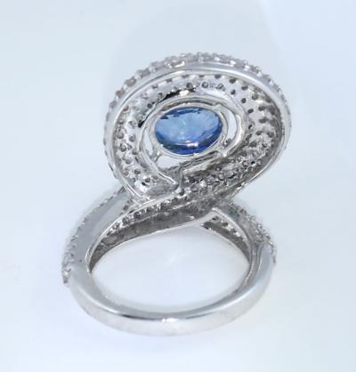 Bague de créateur en or blanc avec Saphire bleu (certifié IGI) et diamants roses 2