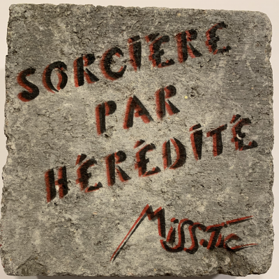 MISS.TIC - Sorcière par hérédité - Sculpture sur pavé 2