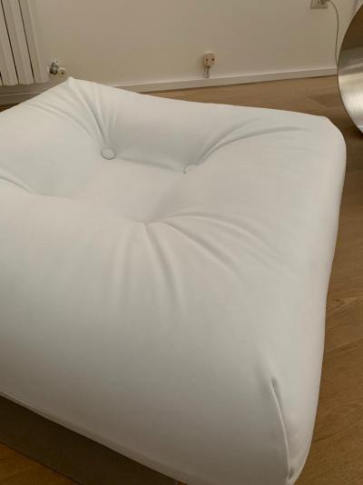 Oscar NIEMEYER - Fauteuil et son Ottoman modèle 