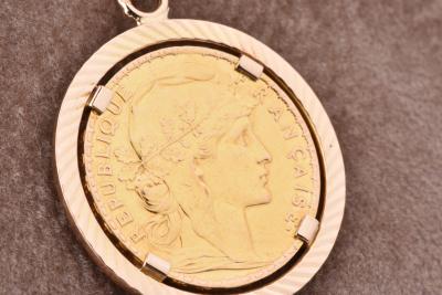 Pendentif médaille en or  jaune 18 carats, pièce de 20 Francs Coq datée de 1908 2