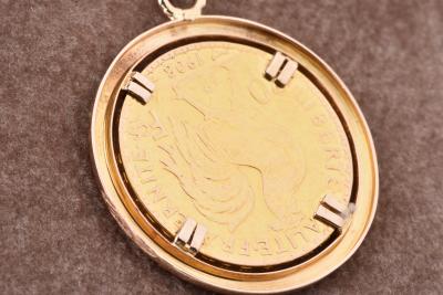Pendentif médaille en or  jaune 18 carats, pièce de 20 Francs Coq datée de 1908 2