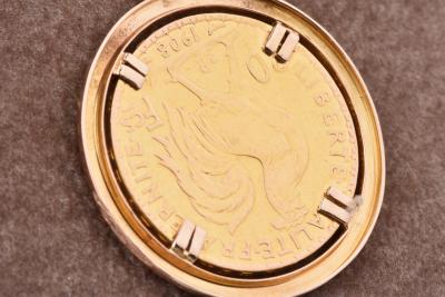 Pendentif médaille en or  jaune 18 carats, pièce de 20 Francs Coq datée de 1908 2